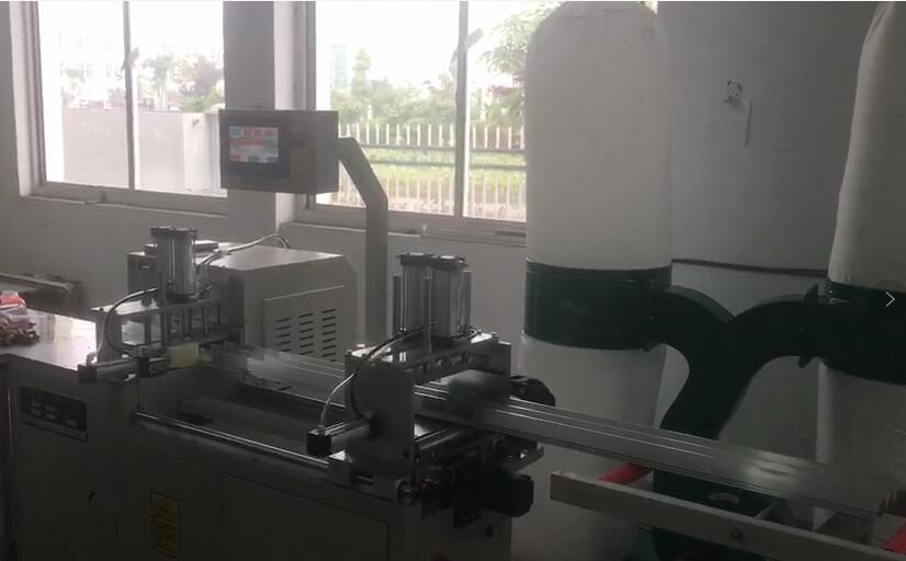 全自動鋁型材切割機(jī)鋸切光伏角碼